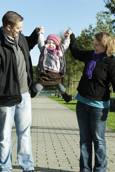 Genç anne ve baba kendi kızı ile oynama — Stok fotoğraf