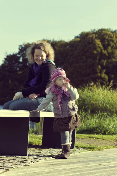 Mère avec sa jeune fille au parc — Photo