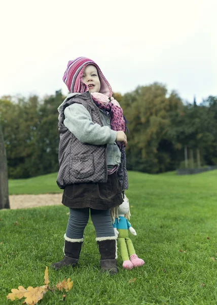 Kleines Mädchen in warmer Herbstkleidung — Stockfoto