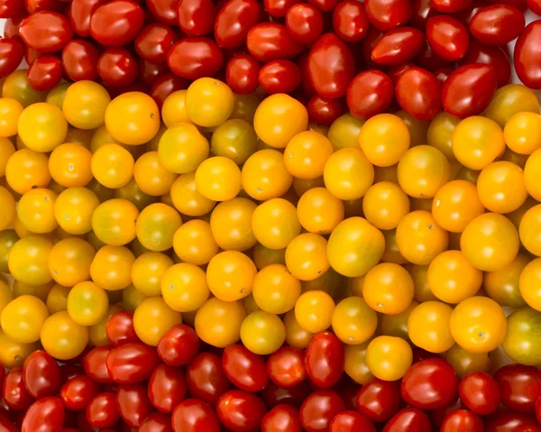 Spanische Flagge aus Kirschtomaten Stockbild