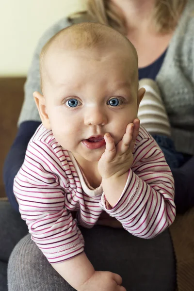 Schöne neugierige kleine Mädchen — Stockfoto