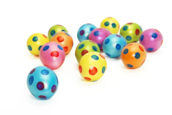 Colección de coloridos huevos de Pascua con foco en el primer huevo azul — Foto de Stock