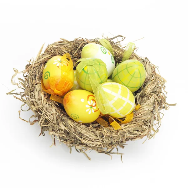 Œufs décorés pour Pâques dans un nid — Photo
