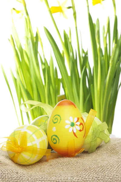 Bastante pintado huevos de Pascua en hessian — Foto de Stock