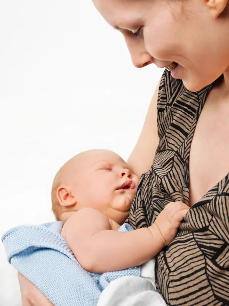 Yeni doğan bebek ile mutlu anne — Stok fotoğraf