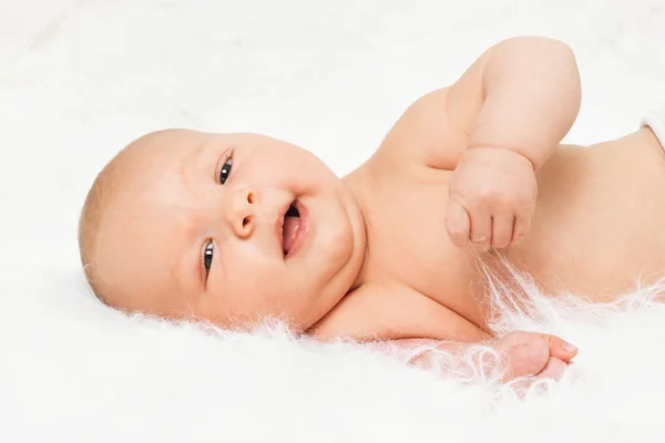 Lindo bebé niño acostado en manta de piel —  Fotos de Stock