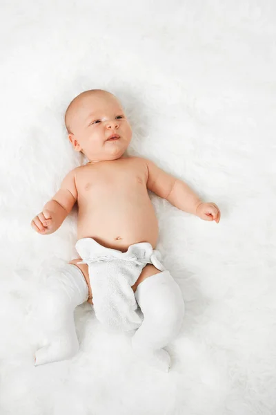 Niño recién nacido en manta de piel — Foto de Stock