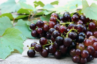 Kırmızı şarap ve üzüm.