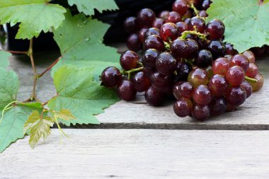 Kırmızı şarap ve üzüm.