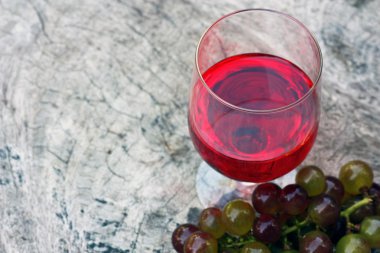Kırmızı şarap ve üzüm.