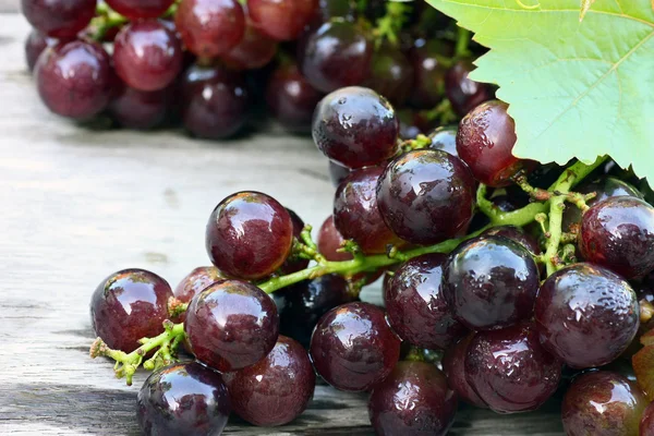 Vinho tinto e uvas — Fotografia de Stock