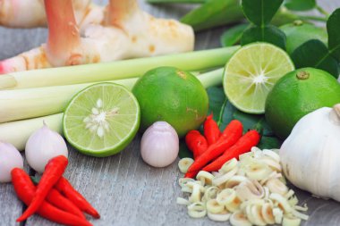 limon dilimleri ve yaprakları ile