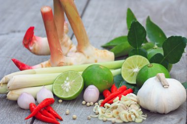 limon dilimleri ve yaprakları ile