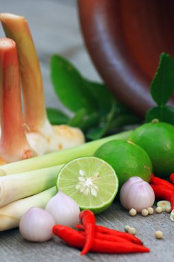 limon dilimleri ve yaprakları ile