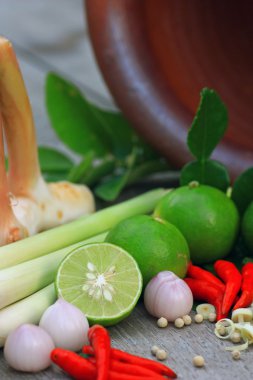 limon dilimleri ve yaprakları ile