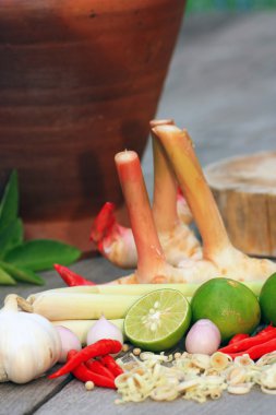 limon dilimleri ve yaprakları ile