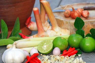 limon dilimleri ve yaprakları ile
