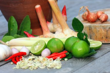 limon dilimleri ve yaprakları ile
