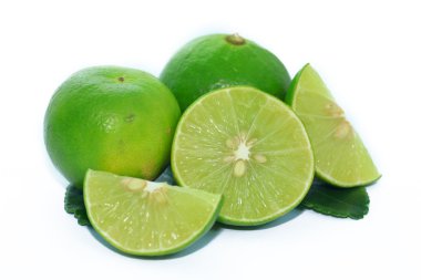 limon dilimleri ve yaprakları ile