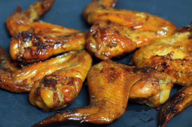 kızarmış tavuk kanatlı eti