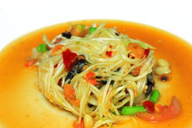 Papaya salatası sıcak ve baharatlı.