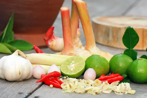 Limas con rodajas y hojas — Foto de Stock