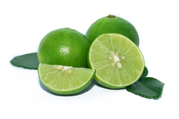 Limes met segmenten en bladeren — Stockfoto