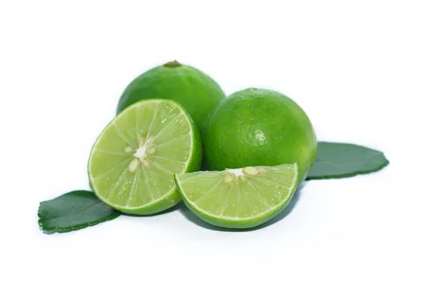 Limes met segmenten en bladeren — Stockfoto