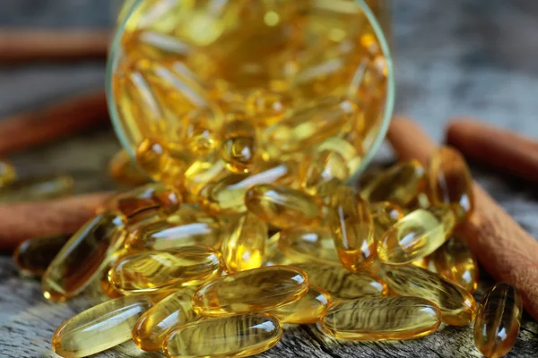 Morina karaciğer yağı omega 3 jel kapsül üzerinde ahşap arka plan izole — Stok fotoğraf