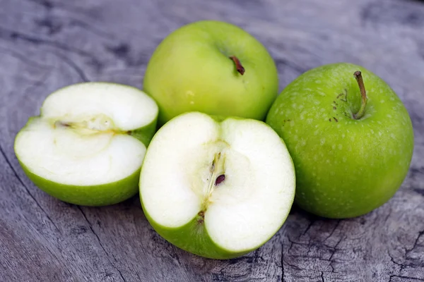 Green apple and half with seeds Green apple — Stock Photo, Image