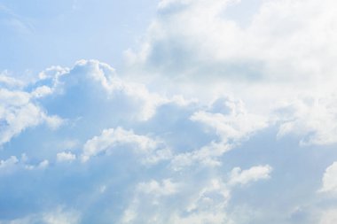 Parlak bir yaz gününde beyaz gökyüzü 