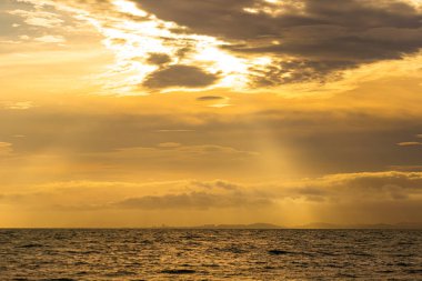 Sabah güneş doğuyor.