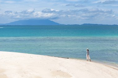 Güzel Asyalı kadın sahilde dinleniyor. 