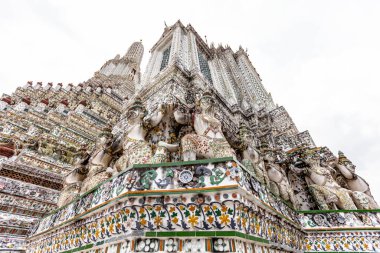 Bangkok, Tayland Budist tapınağı Wat Arun dekorasyon iblis Guardian heykeller