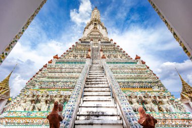 Bangkok, Tayland Budist tapınağı Wat Arun dekorasyon iblis Guardian heykeller