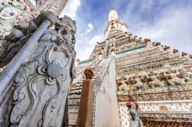 Bangkok, Tayland Budist tapınağı Wat Arun dekorasyon iblis Guardian heykeller