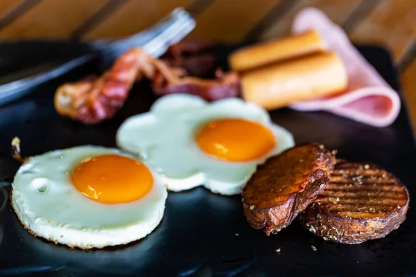 Смажені Яйця Беконом Ковбасками Тостами — стокове фото