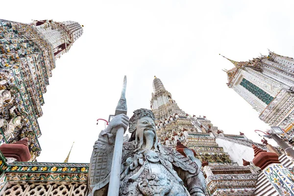 Estátuas Guardião Demônio Decorando Templo Budista Wat Arun Bangkok Tailândia — Fotografia de Stock
