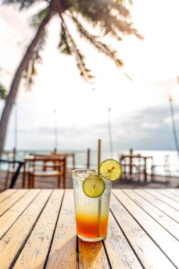 Bir bardak limonlu çay.