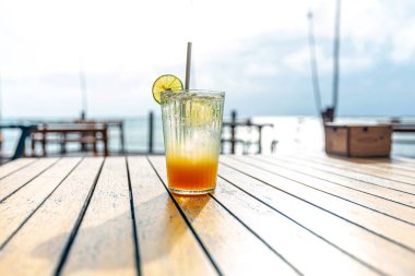 Bir bardak limonlu çay.