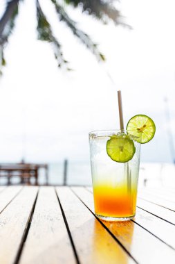 Bir bardak limonlu çay.