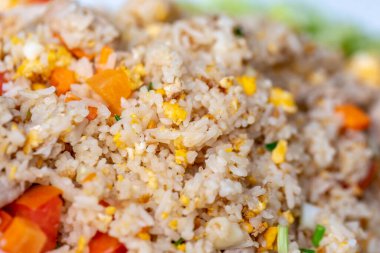 Tofu ve sebzeli pilav, Tayland menüsü. 