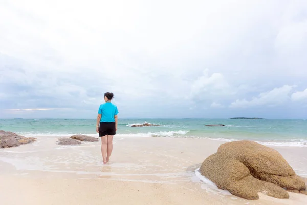 Bela Mulher Asiática Relaxante Praia — Fotografia de Stock