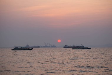 Cargo ships are waiting for cargo in the middle of the sea.