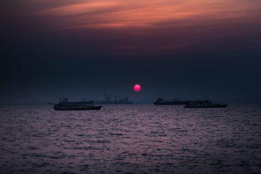 Cargo ships are waiting for cargo in the middle of the sea.