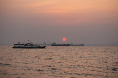 Cargo ships are waiting for cargo in the middle of the sea.
