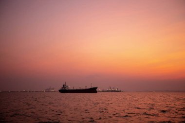 Cargo ships are waiting for cargo in the middle of the sea.