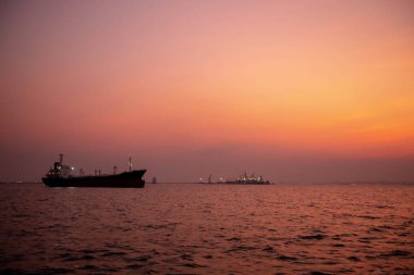 Cargo ships are waiting for cargo in the middle of the sea.