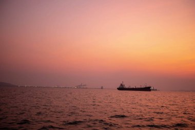 Cargo ships are waiting for cargo in the middle of the sea.