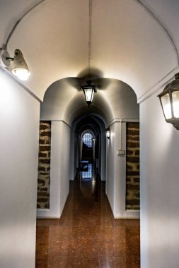 Taş yol alanında. Grunge ve retro tarzı. 